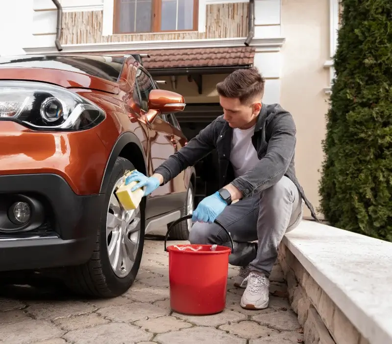 Lavage auto à domicile Champagnac : professionnel intervenant sur un véhicule